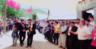 Sınırda Türk Bayraklı Düğün