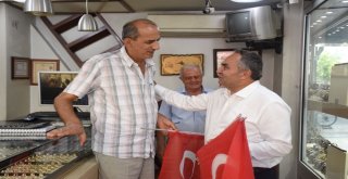 Başkan Ay, Vatandaşlara Türk Bayrağı Dağıttı