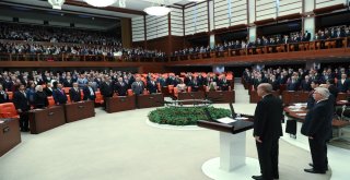 Cumhurbaşkanı Recep Tayyip Erdoğan, Yemin Etmek İçin Genel Kurul Salonuna Geldi. Cumhurbaşkanı Erdoğanın Yemin Etmesiyle Cumhurbaşkanlığı Hükümet Sistemine Resmen Bugün Geçilecek.