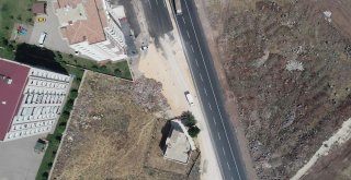 Vatandaş İnat Etti, Ev Yolun Ortasında Kaldı