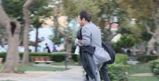 İstanbulda Şiddetli Rüzgar Vatandaşlara Zor Anlar Yaşattı