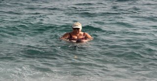 Antalyada Deniz, Kum Ve Güneş Sezonu Kapanmadı