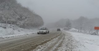 Mevsimin İlk Kar Yağışı Sürücülere Zor Anlar Yaşattı