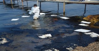 Yakıt Sızıntısının Rüzgarla İlerlememesi İçin Mücadele Veriliyor