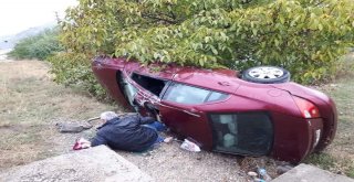 Otomobil Kayganlaşan Yolda Takla Attı: 2 Yaralı