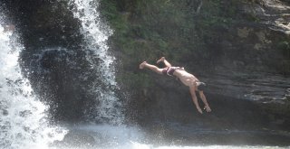 Sıcaktan Bunalanlar, Şelalelere Akın Etti