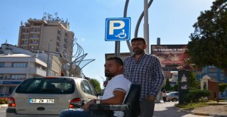 Dernek Önüne Park Eden Sürücüler Engellileri İsyan Ettirdi