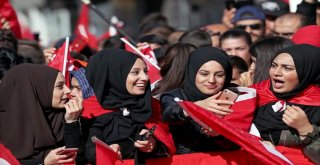 Avrupada Yaşayan Türkler Erdoğanı Karşılamak İçin Kölne Akın Etti