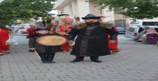 (Özel) Diriliş Ertuğrul Hayranı Baba Oğul Sahneye Alp Kıyafetiyle Çıktı