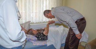 Karacabeyde ‘Mobil Başkan Ekibi Felçli Vatandaşa Yardım Elini Uzattı