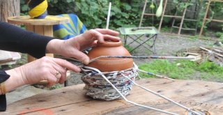 Gazete Kağıtlarından İlginç Ürünler Yapıyor