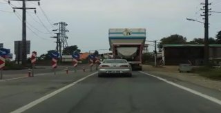 Azami Yükseklik Sınırını Aşan Bir Tır Dorsesi Trafik Lambasına Takıldı
