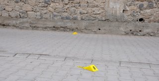 Genç Kadına Sokak Ortasında Kurşun Yağmuru