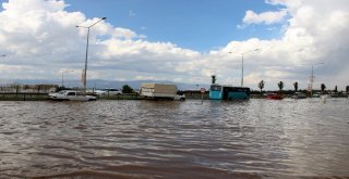 Erzurumda Sağanak Sele Dönüştü