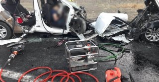 Erzincanda İki Otomobil Kafa Kafaya Çarpıştı: 3Ü Çocuk 7 Ölü, 3 Yaralı