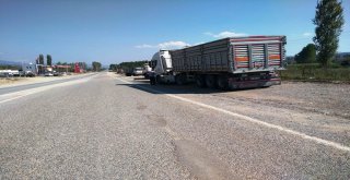 Yol Kenarına Park Eden Kamyon Ve Tırlar Trafik Güvenliğini Tehlikeye Sokuyor