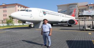 Okul Bahçesine Getirilen Dev Hediye Paketinden Phantom Savaş Uçağı Motoru Çıktı