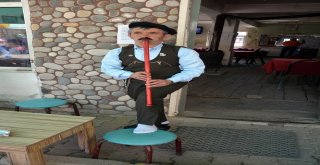 Müşterilerini Kaval Çalarak Karşılıyor, Yöresel Kıyafetiyle Çay Servisi Yapıyor