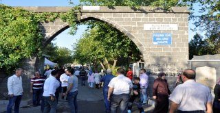 Bayram Sabahı Mezarlıklar Doldu Taştı