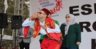 Başkan Kınık Engelli Vatandaşı Sahnede Yalnız Bırakmadı