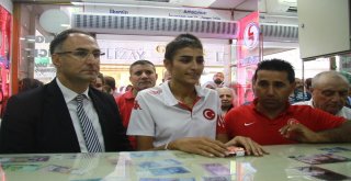 Milli Sporcu, Rusyada Ödül Olarak Aldığı Doları Bozdurdu