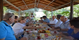 Başkna Özakcan, Tarih Kokan Kahvaltıya Katıldı