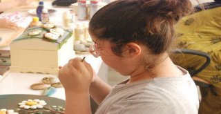 Dört Duvar Arasına Sıkışan Hayatlardan Taşların Renkli Dünyasına