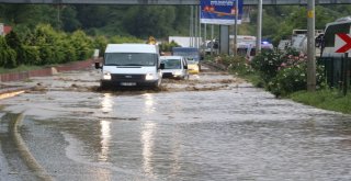 Aniden Bastıran Yağmur Yolları Göle Çevirdi