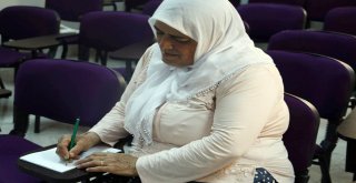 Akıllı Cep Telefonu Kullanmak İçin Okuma Yazma Kursuna Başvurdu, Azmiyle Herkese Örnek Oldu