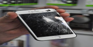 Abd Ürünü Cep Telefonunu Çekiçle Kırdı