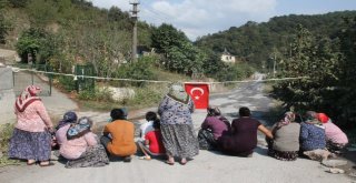 Kamyonlardan Şikayet Eden Mahalleli Yolu Kapatıp Eylem Yaptı