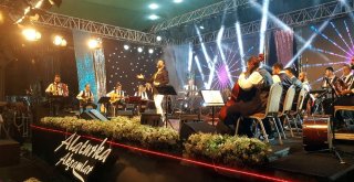 Kurtuluş Kutlamalarına Atlı Efeler Ve Trt Sanatçıları Damga Vurdu