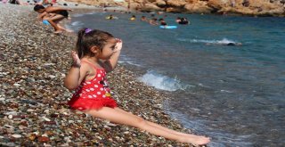 Antalyada Sahillerde Bayram Yoğunluğu