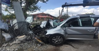 Elektrik Direğine Çarpan Aracın Hız Kadranı 120De Takılı Kaldı