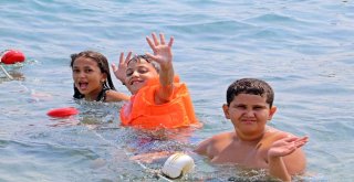 Konyaaltı Sahili, Bayram Sonrası Da Dolu