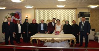 Yetiştirme Yurdunda Kalan Genç Kıza Görkemli Düğün