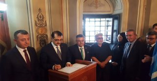 Bakan Dönmez, Ailece Ertuğrulgazi Türbesinde Dua Etti