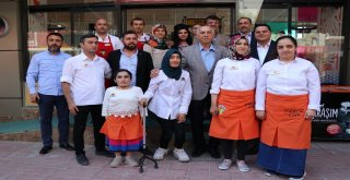 Ak Parti Heyetinden ‘Engelsiz Kafeye Ziyaret