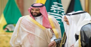 Suudi Arabistanın Veliaht Prensi Muhammed Bin Selman Kuveyt Emirinin Burnunu Öptü
