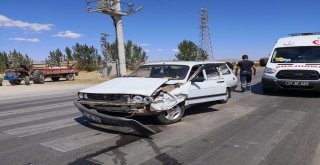 Otomobil Traktör İle Çarpıştı