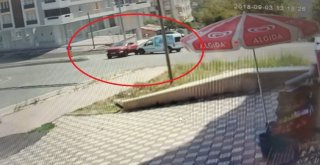 Kamyonetin Çarptığı Otomobil Rampa Yukarı Takla Attı: 2 Yaralı