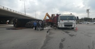 Devrilen Kamyonun Kasasındaki Hurdalar Yola Saçıldı