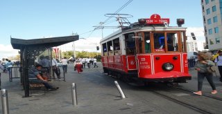 Taksimde Nostaljik Tramvayın Arkasına Takılan Patenli Gençlerin Tehlikeli Oyunu Kamerada