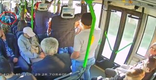 Otobüs Şoförü Fenalaşan Yolcuyu Acil Servise Götürdü