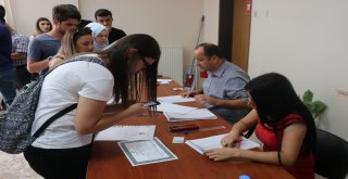 Vali Çeber Ve Rektör Polat Kayıt Yapan Öğrencilerle Bir Araya Geldi