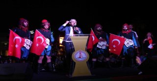 İzmirin İlçelerinde Zafer Coşkusu Gece Yarılarına Kadar Sürdü