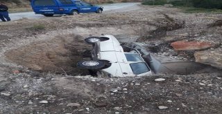 Kontrolden Çıkan Otomobil Yol Kenarındaki Çukura Devrildi: 1 Yaralı