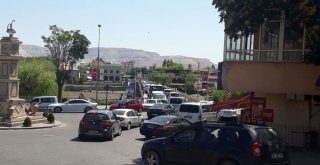 İlçeye Girebilmek İçin Uzun Kuyruklar Oluşturdular