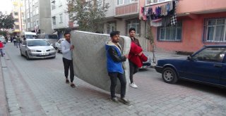 Ev Sahibi Pakistanlı Mültecileri Eşyalarıyla Birlikte Sokağa Attı