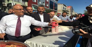 Ümraniyede 60 Kazan Aşure Dağıtıldı